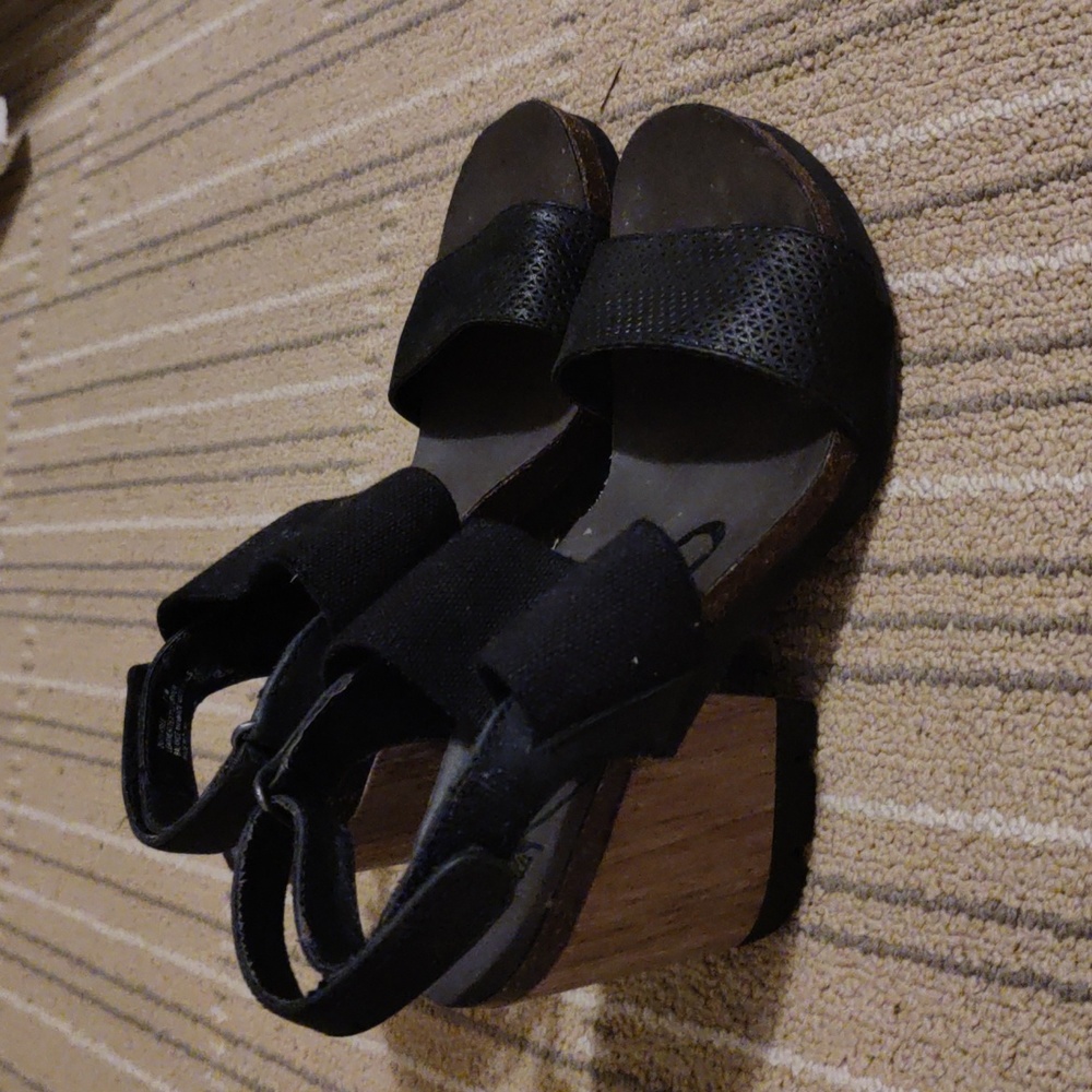 Otot wedge heels 7 1/2 black